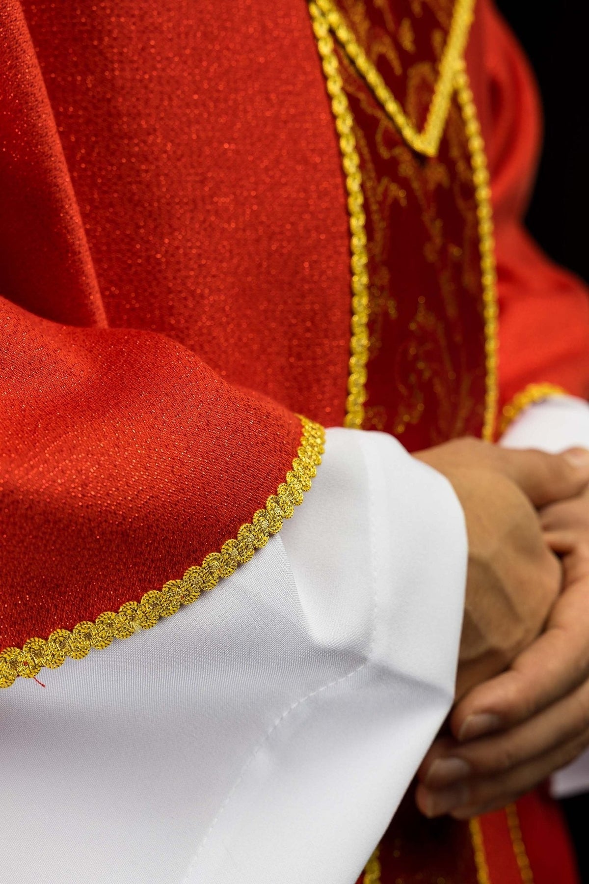 Czerwony ornat z krzyżem ozdobiony tkaniną żakardową - SZATYLITURGICZNE.PL