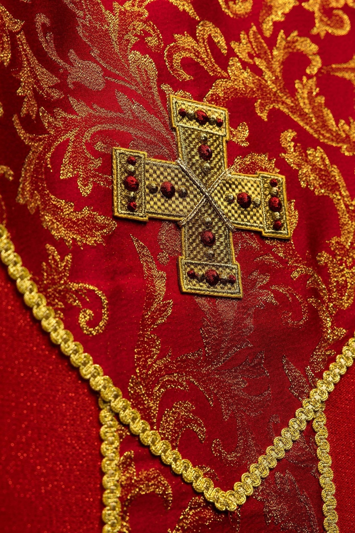 Czerwony ornat z krzyżem ozdobiony tkaniną żakardową - SZATYLITURGICZNE.PL