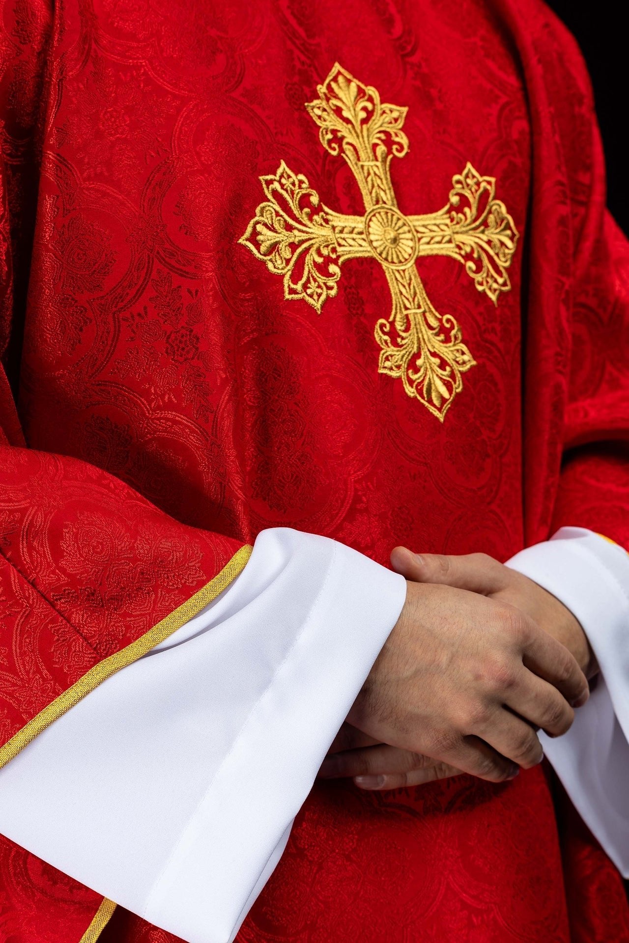 Czerwony ornat z krzyżem tkanina żakardowa - SZATYLITURGICZNE.PL
