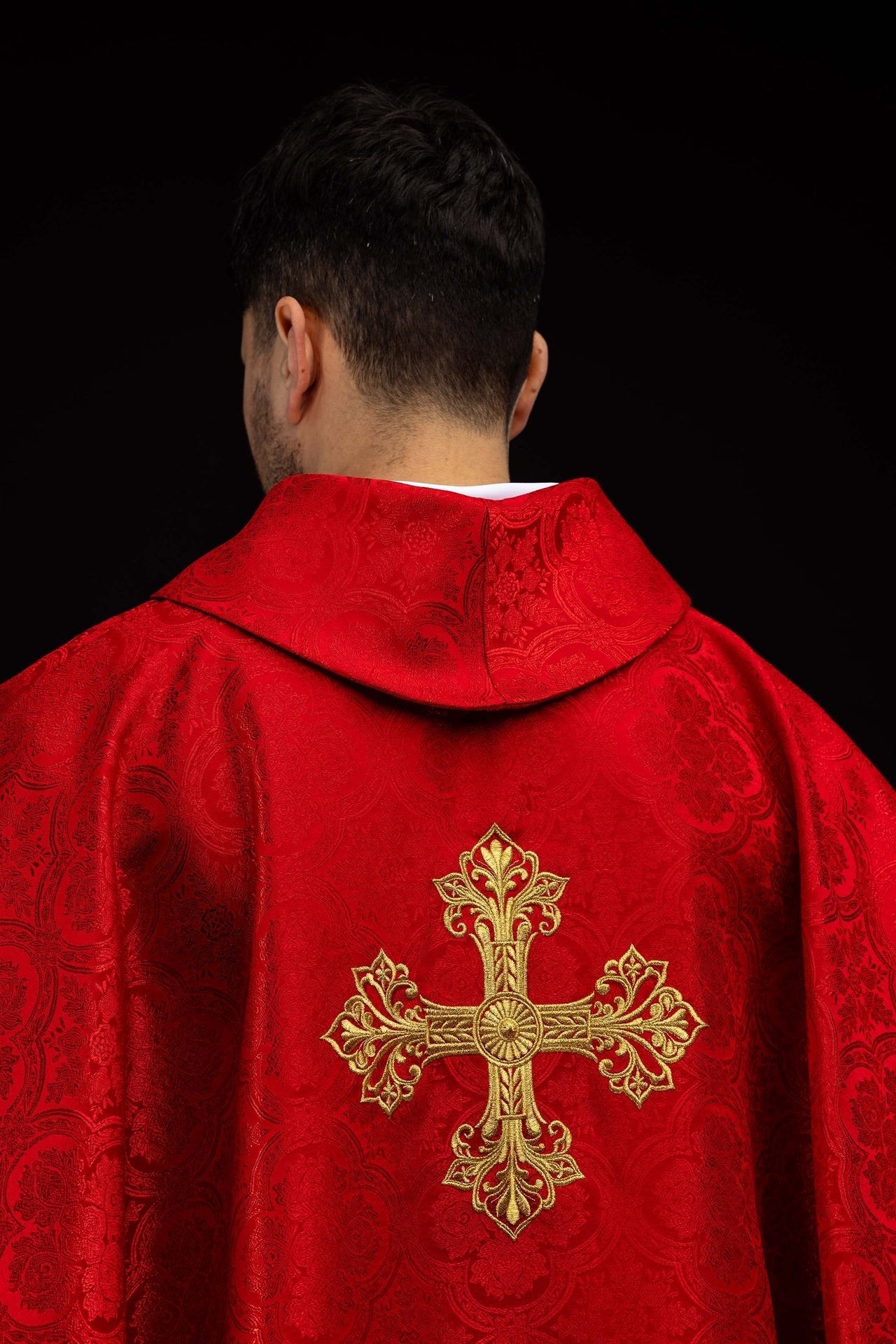 Czerwony ornat z krzyżem tkanina żakardowa - SZATYLITURGICZNE.PL