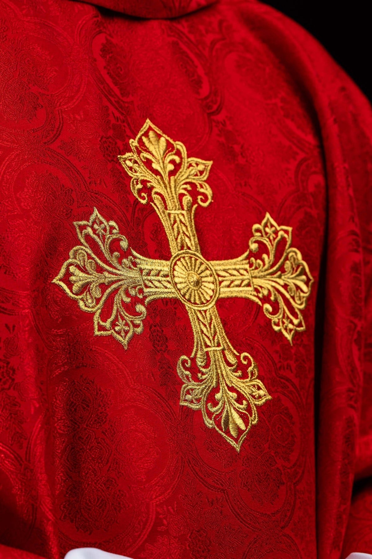 Czerwony ornat z krzyżem tkanina żakardowa - SZATYLITURGICZNE.PL