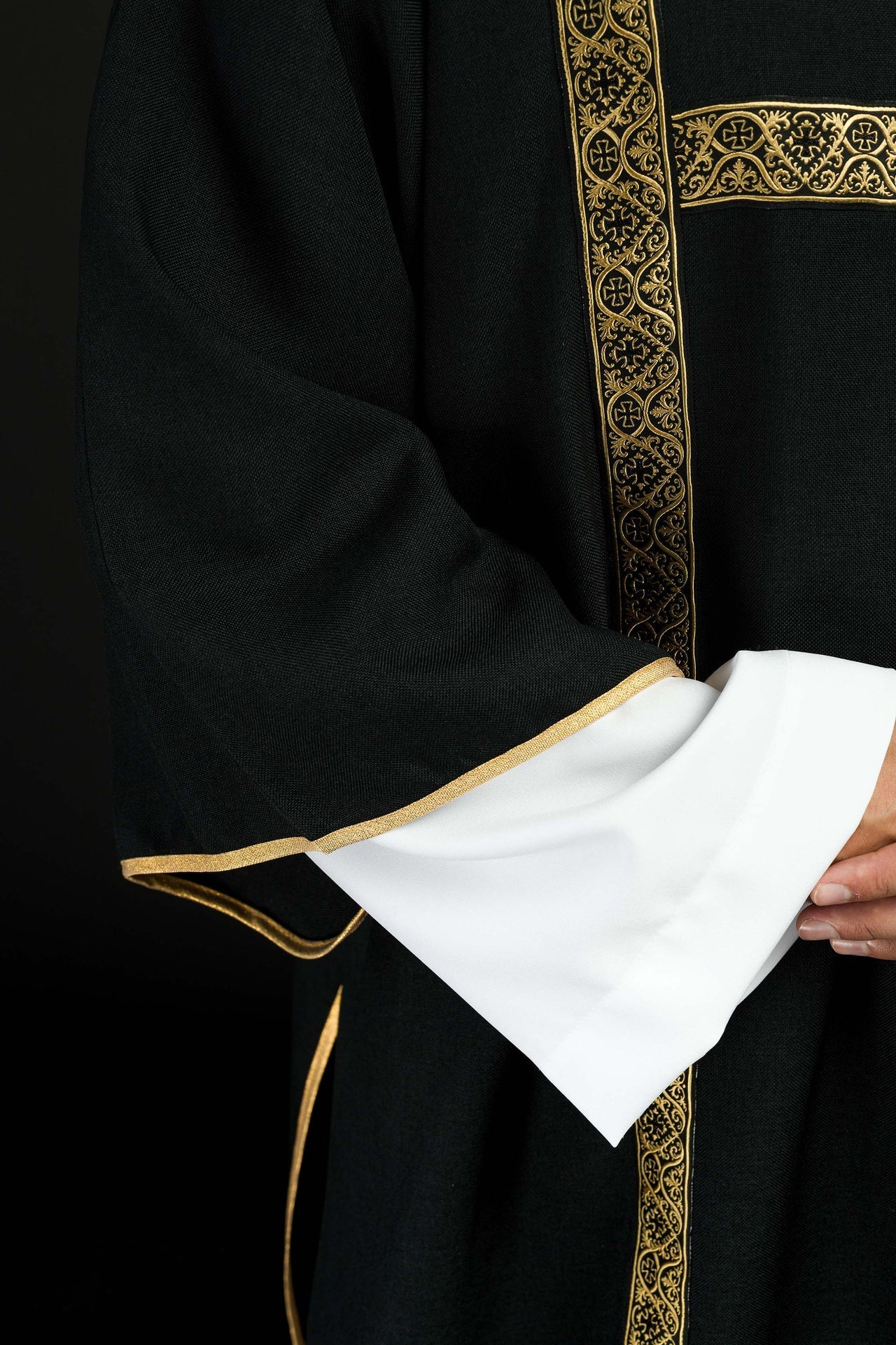 Dalmatyka Diakońska Czarna ze Złotą Tasiemką Żakardową - SZATYLITURGICZNE.PL