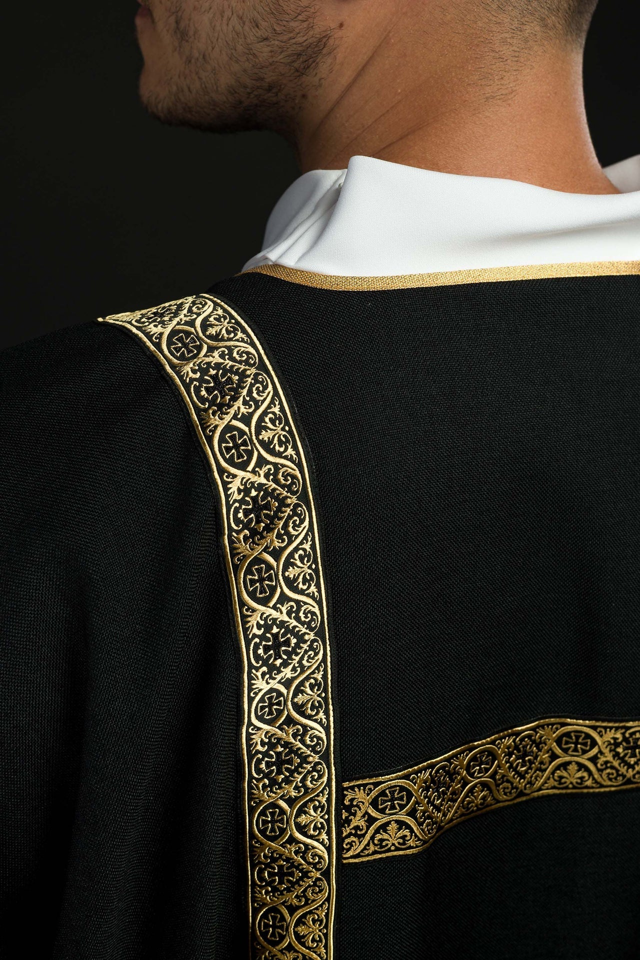 Dalmatyka Diakońska Czarna ze Złotą Tasiemką Żakardową - SZATYLITURGICZNE.PL