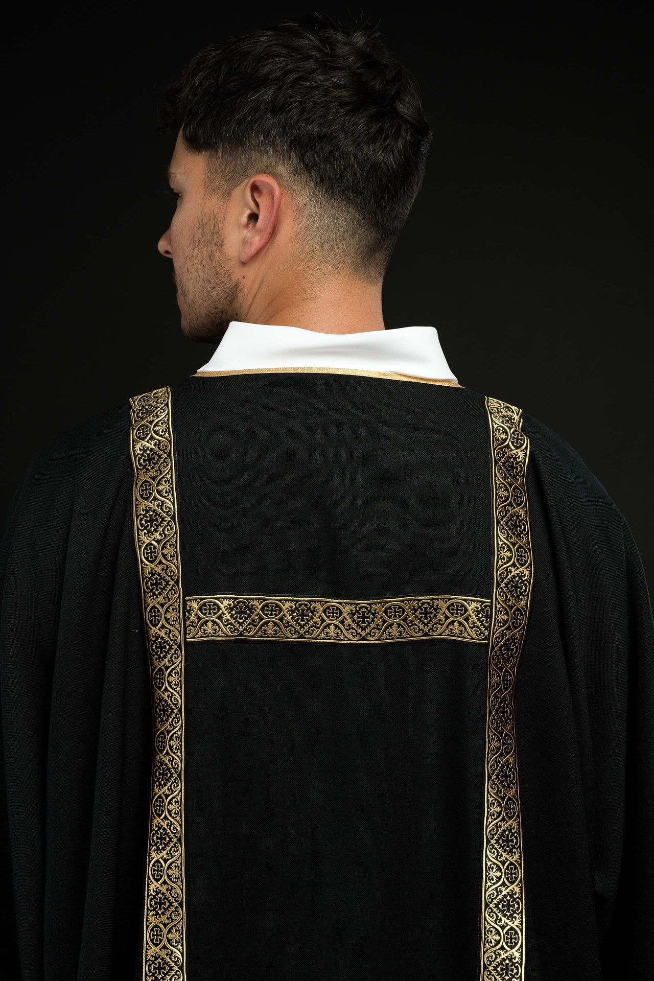 Dalmatyka Diakońska Czarna ze Złotą Tasiemką Żakardową - SZATYLITURGICZNE.PL