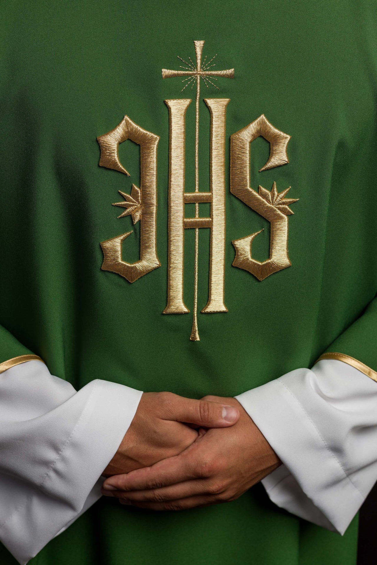 Dalmatyka Diakońska Zielona z Haftem IHS Złotą Nicią - SZATYLITURGICZNE.PL