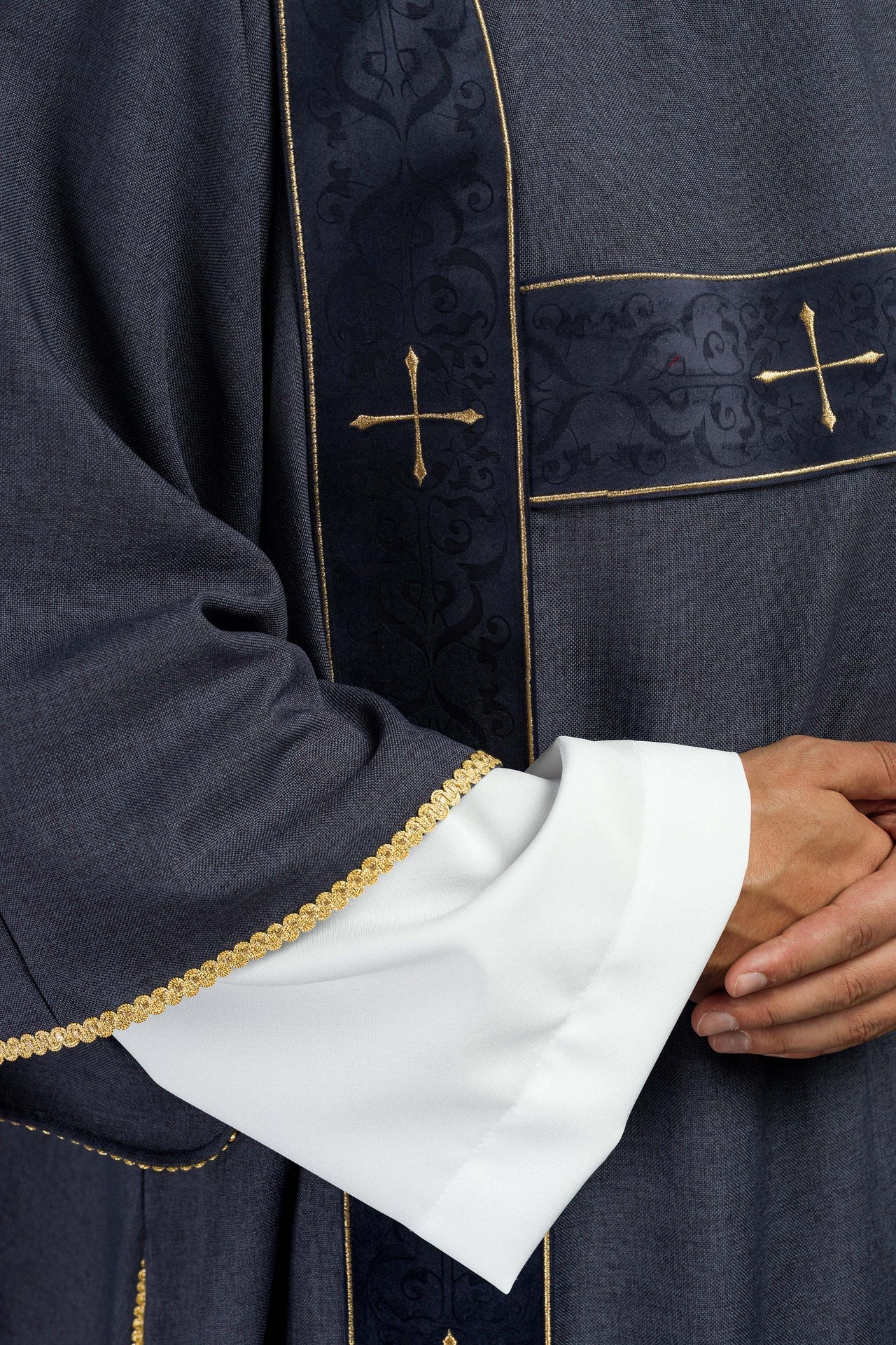 Dalmatyka Fioletowa z Aksamitnymi Pasami i Złotym Krzyżem - SZATYLITURGICZNE.PL