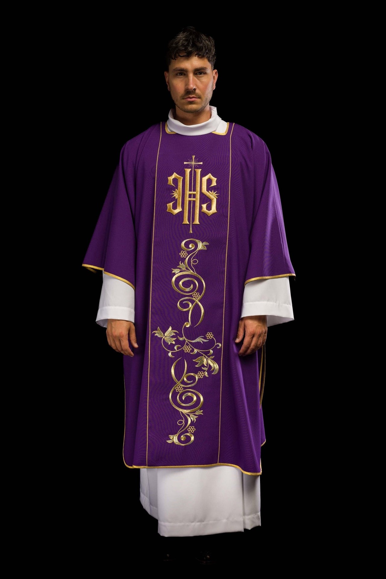 Dalmatyka fioletowa z haftowanym pasem IHS