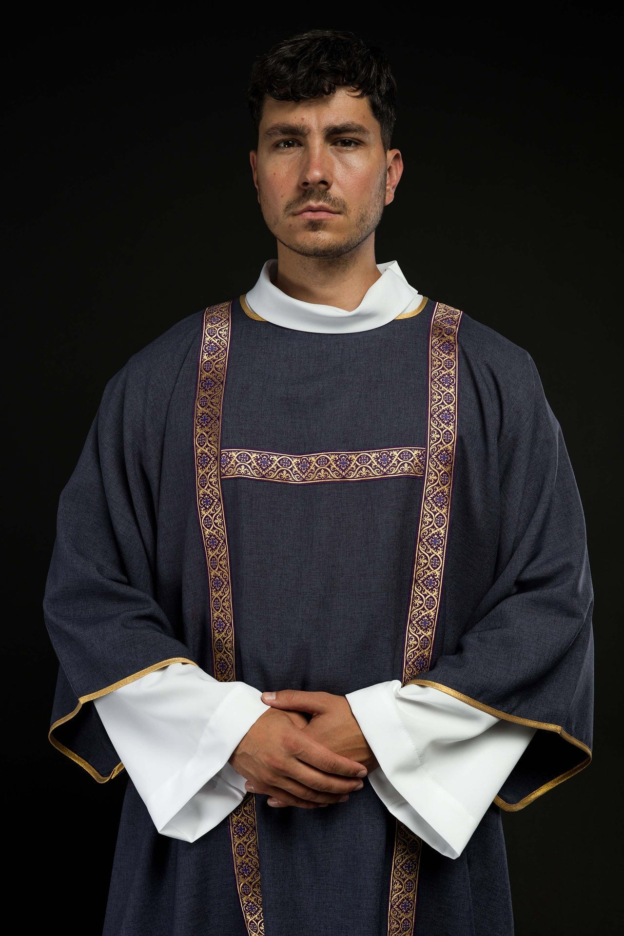 Dalmatyka Fioletowa z Żakardową Tasiemką i Stułą - Adwent/Post - SZATYLITURGICZNE.PL