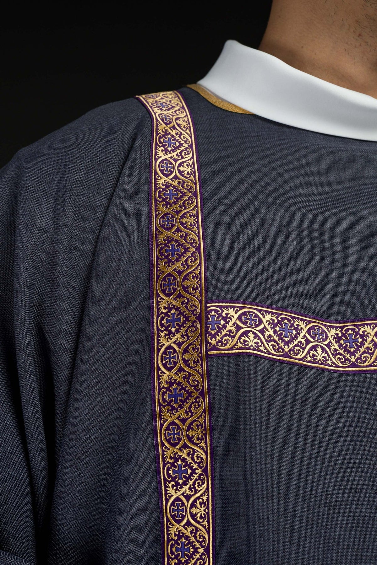 Dalmatyka Fioletowa z Żakardową Tasiemką i Stułą - Adwent/Post - SZATYLITURGICZNE.PL