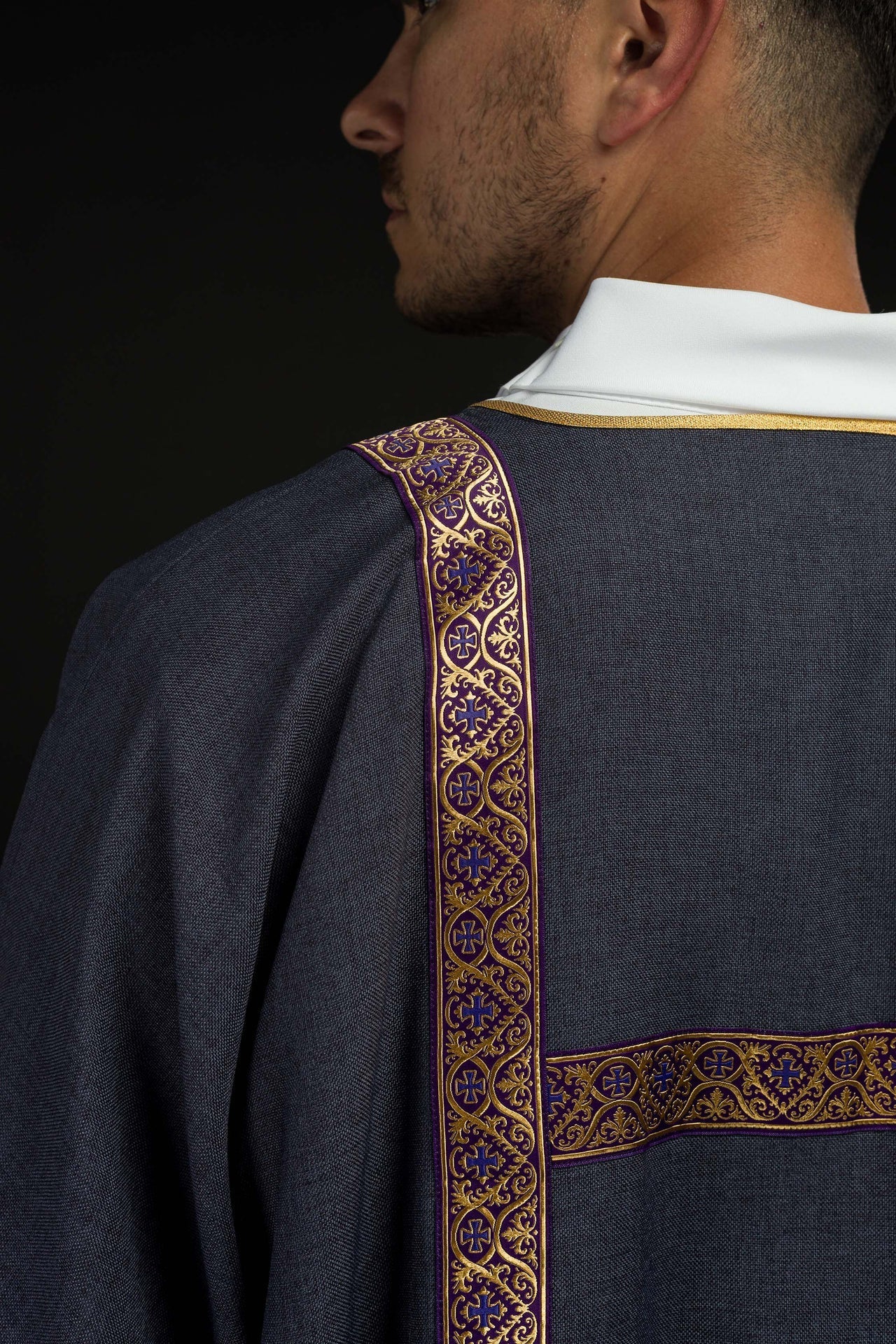 Dalmatyka Fioletowa z Żakardową Tasiemką i Stułą - Adwent/Post - SZATYLITURGICZNE.PL