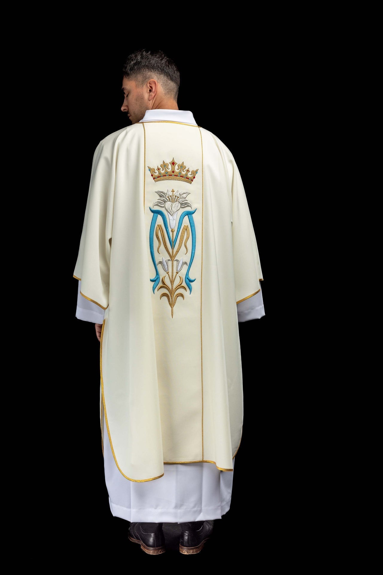 Dalmatyka haftowana z symbolem Maryjnym ecru - SZATYLITURGICZNE.PL