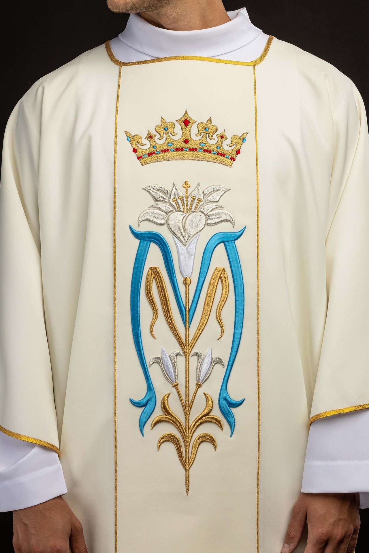 Dalmatyka haftowana z symbolem Maryjnym ecru - SZATYLITURGICZNE.PL