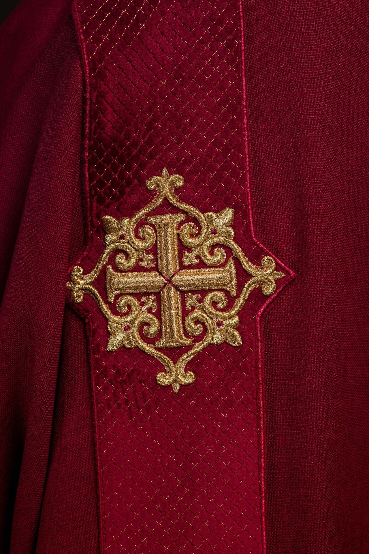 Dalmatyka Liturgiczna Czerwona Aksamitna z Krzyżem - Elegancka - SZATYLITURGICZNE.PL