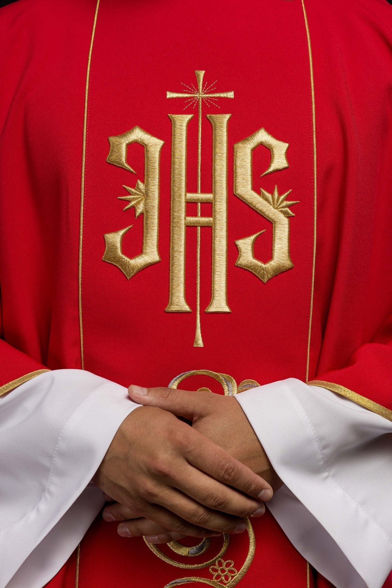 Dalmatyka Liturgiczna Czerwona z Haftem IHS - Komplet ze Stułą - SZATYLITURGICZNE.PL