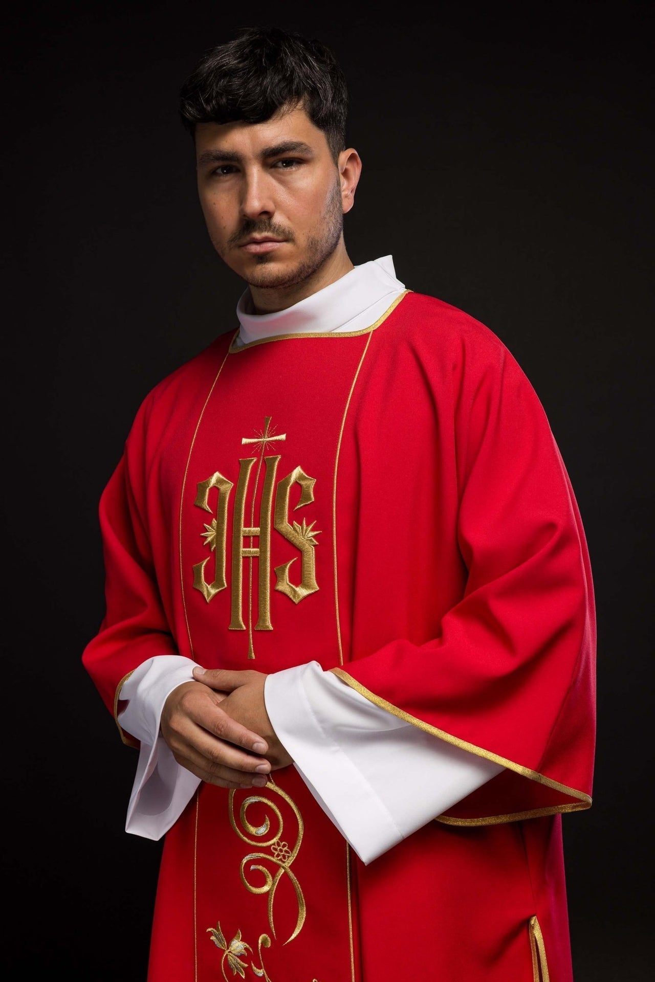 Dalmatyka Liturgiczna Czerwona z Haftem IHS - Komplet ze Stułą - SZATYLITURGICZNE.PL