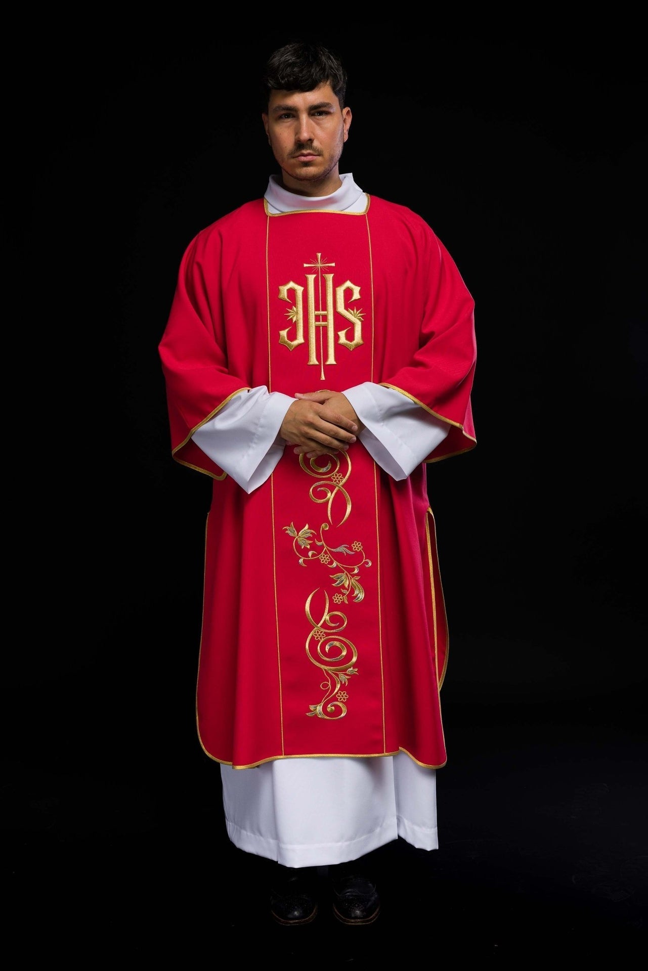 Dalmatyka Liturgiczna Czerwona z Haftem IHS - Komplet ze Stułą - SZATYLITURGICZNE.PL