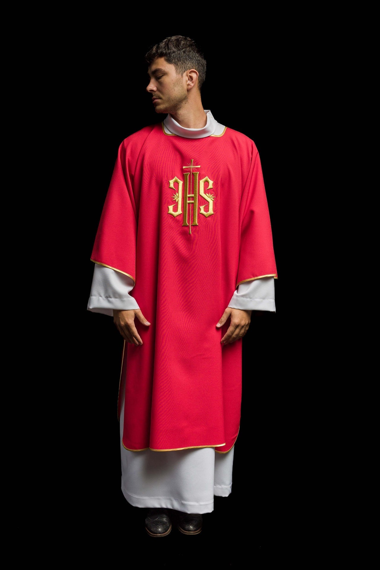 Dalmatyka Liturgiczna Czerwona z Haftem IHS - Złota Lamówka - SZATYLITURGICZNE.PL