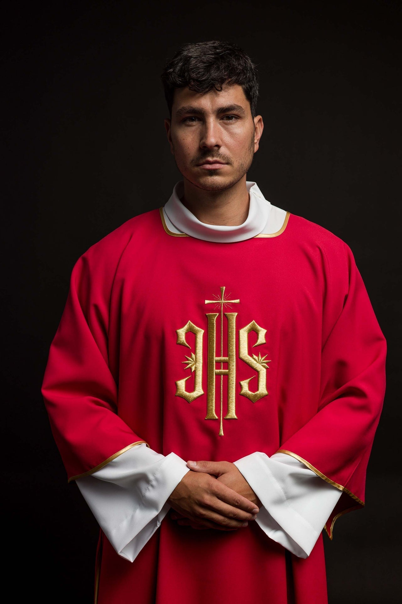 Dalmatyka Liturgiczna Czerwona z Haftem IHS - Złota Lamówka - SZATYLITURGICZNE.PL