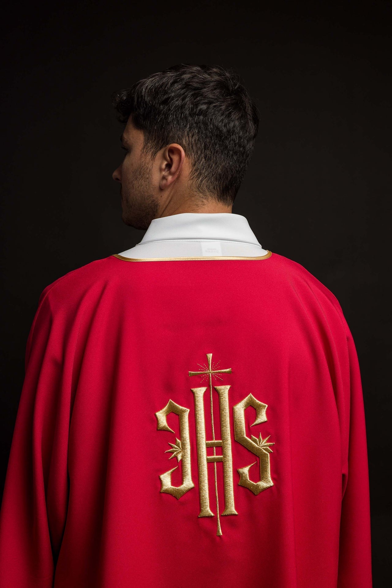Dalmatyka Liturgiczna Czerwona z Haftem IHS - Złota Lamówka - SZATYLITURGICZNE.PL