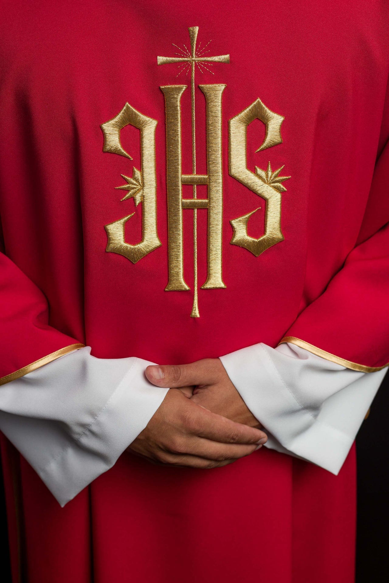 Dalmatyka Liturgiczna Czerwona z Haftem IHS - Złota Lamówka - SZATYLITURGICZNE.PL