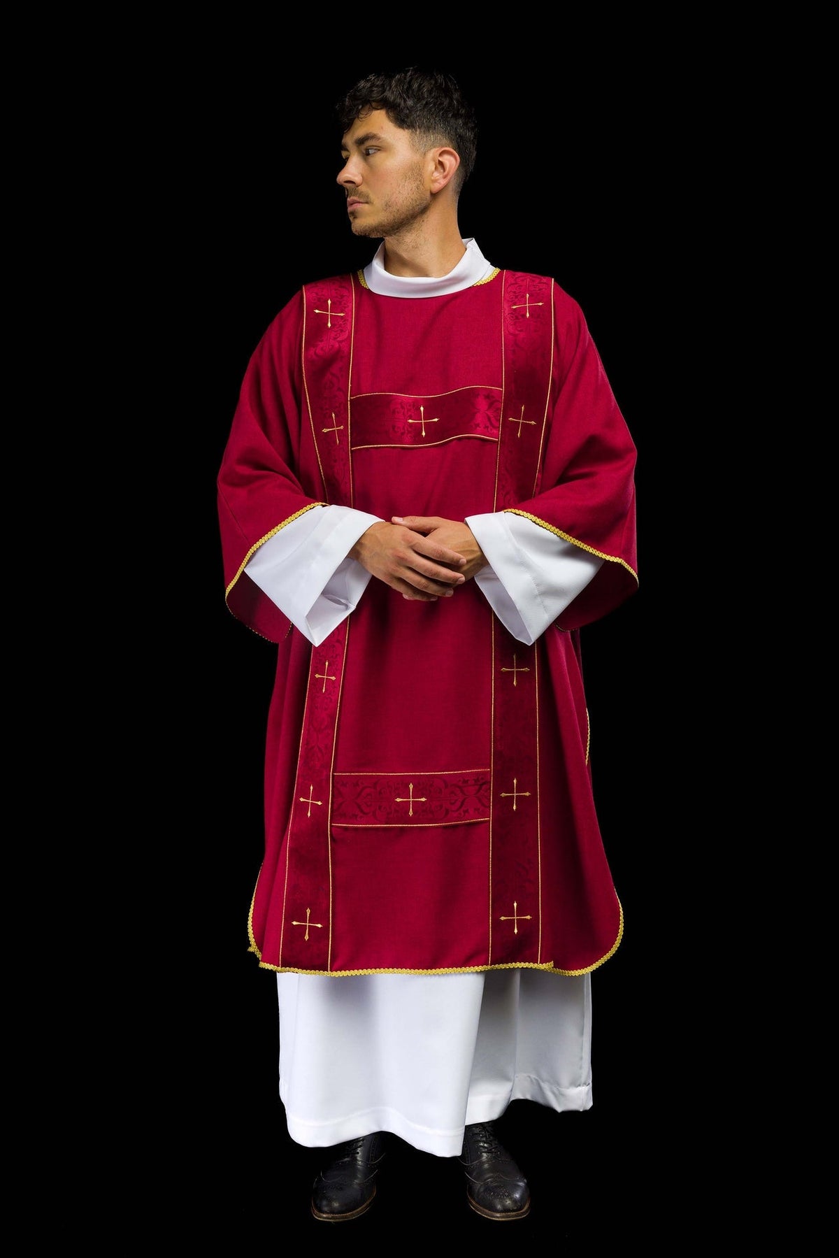 Dalmatyka Liturgiczna Czerwona z Haftem Złotego Krzyża i Aksamitnymi Pasami - SZATYLITURGICZNE.PL