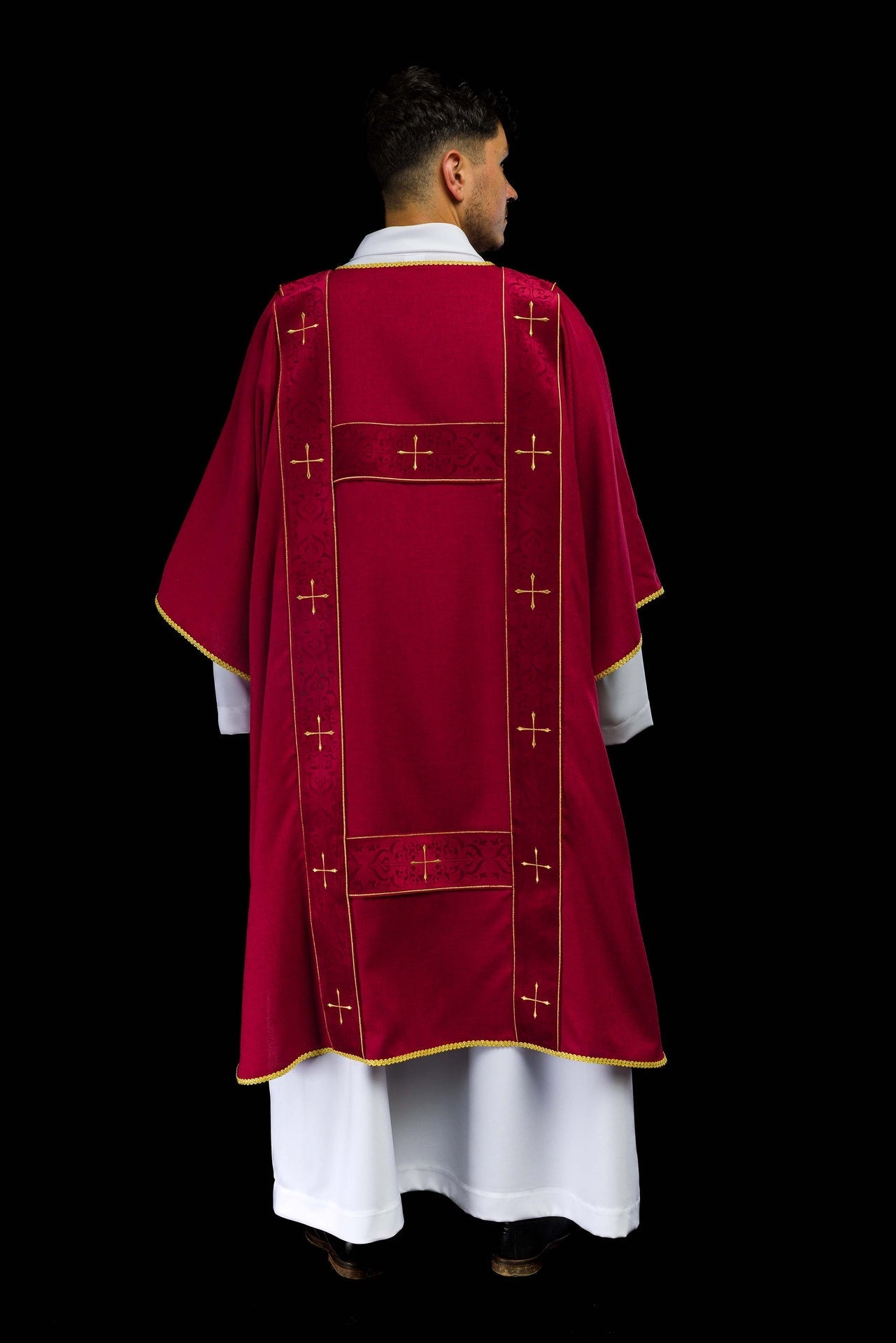 Dalmatyka Liturgiczna Czerwona z Haftem Złotego Krzyża i Aksamitnymi Pasami - SZATYLITURGICZNE.PL