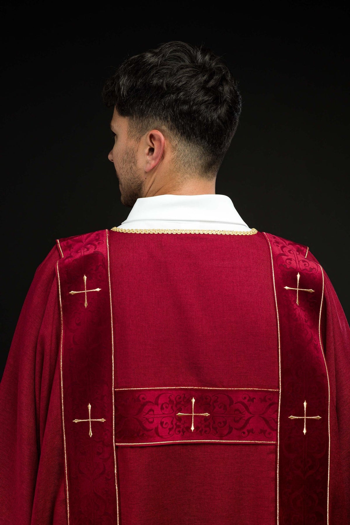 Dalmatyka Liturgiczna Czerwona z Haftem Złotego Krzyża i Aksamitnymi Pasami - SZATYLITURGICZNE.PL