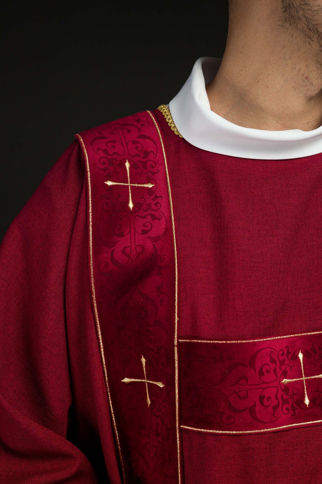 Dalmatyka Liturgiczna Czerwona z Haftem Złotego Krzyża i Aksamitnymi Pasami - SZATYLITURGICZNE.PL