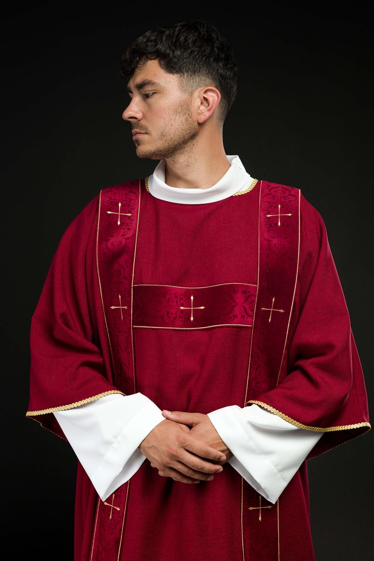 Dalmatyka Liturgiczna Czerwona z Haftem Złotego Krzyża i Aksamitnymi Pasami - SZATYLITURGICZNE.PL