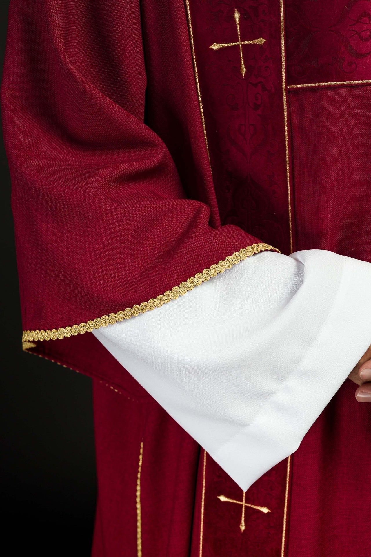 Dalmatyka Liturgiczna Czerwona z Haftem Złotego Krzyża i Aksamitnymi Pasami - SZATYLITURGICZNE.PL
