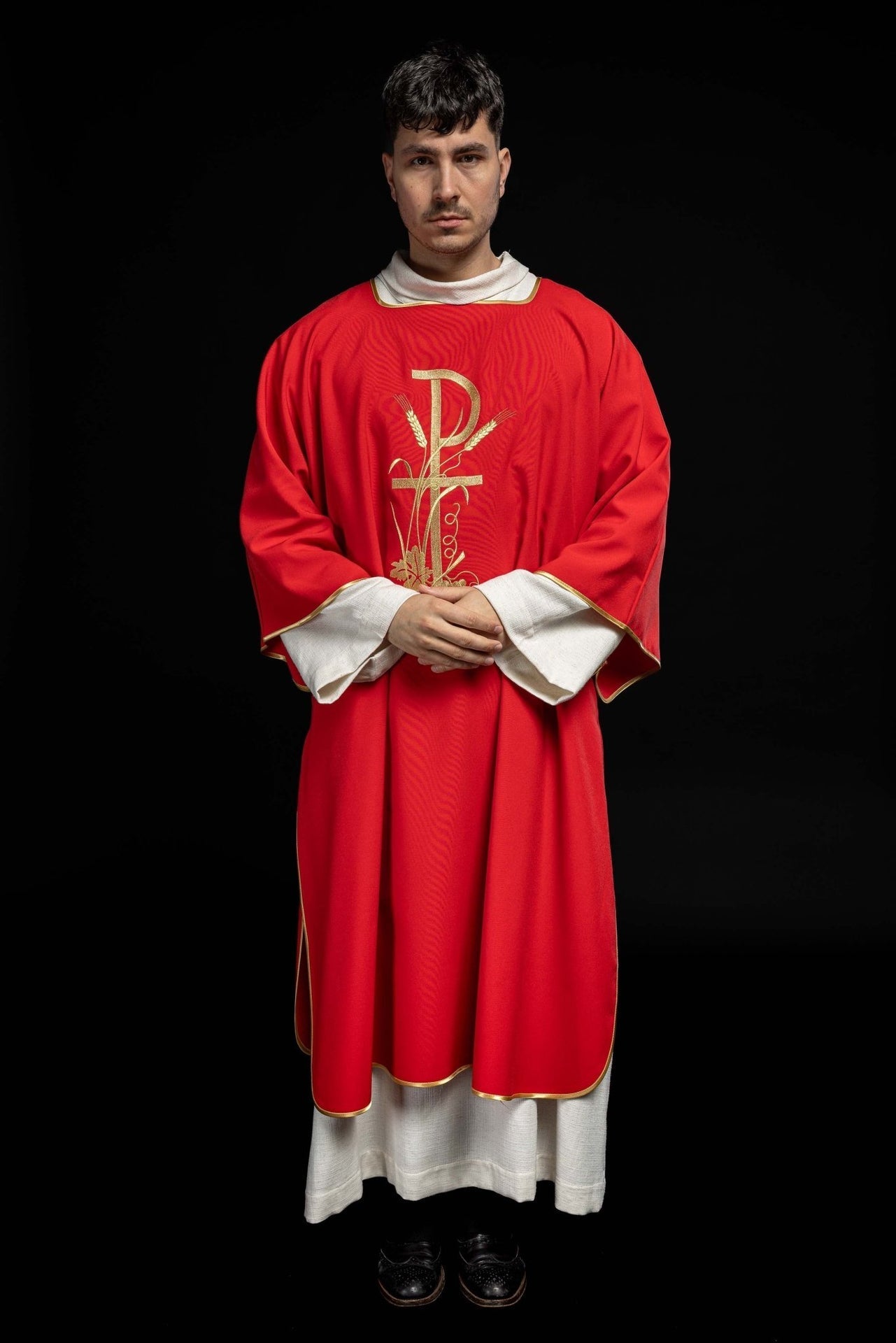 Dalmatyka Liturgiczna Czerwona z Haftowanym Krzyżem Pax i Złotą Lamówką - SZATYLITURGICZNE.PL