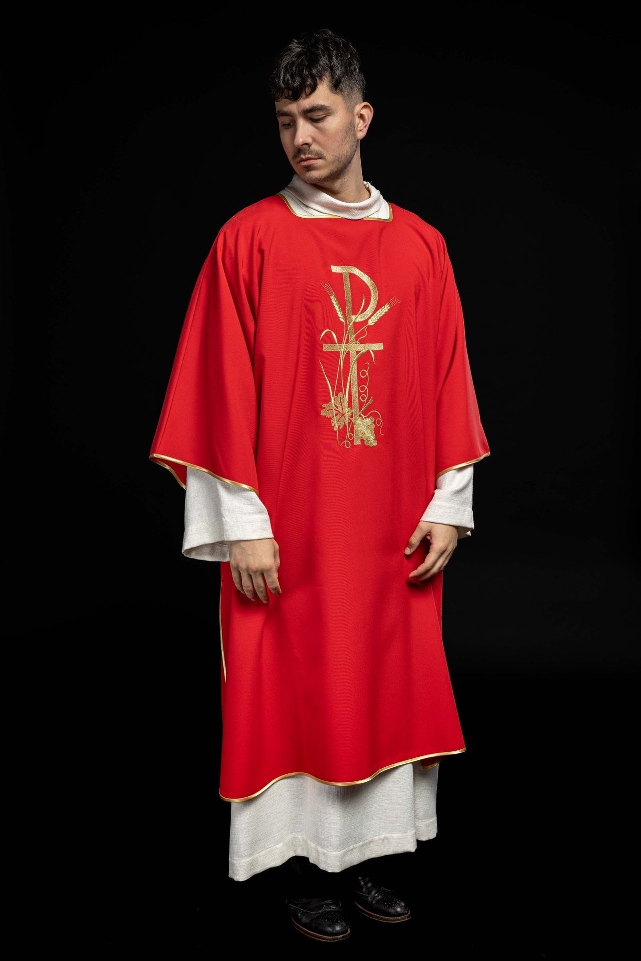 Dalmatyka Liturgiczna Czerwona z Haftowanym Krzyżem Pax i Złotą Lamówką - SZATYLITURGICZNE.PL