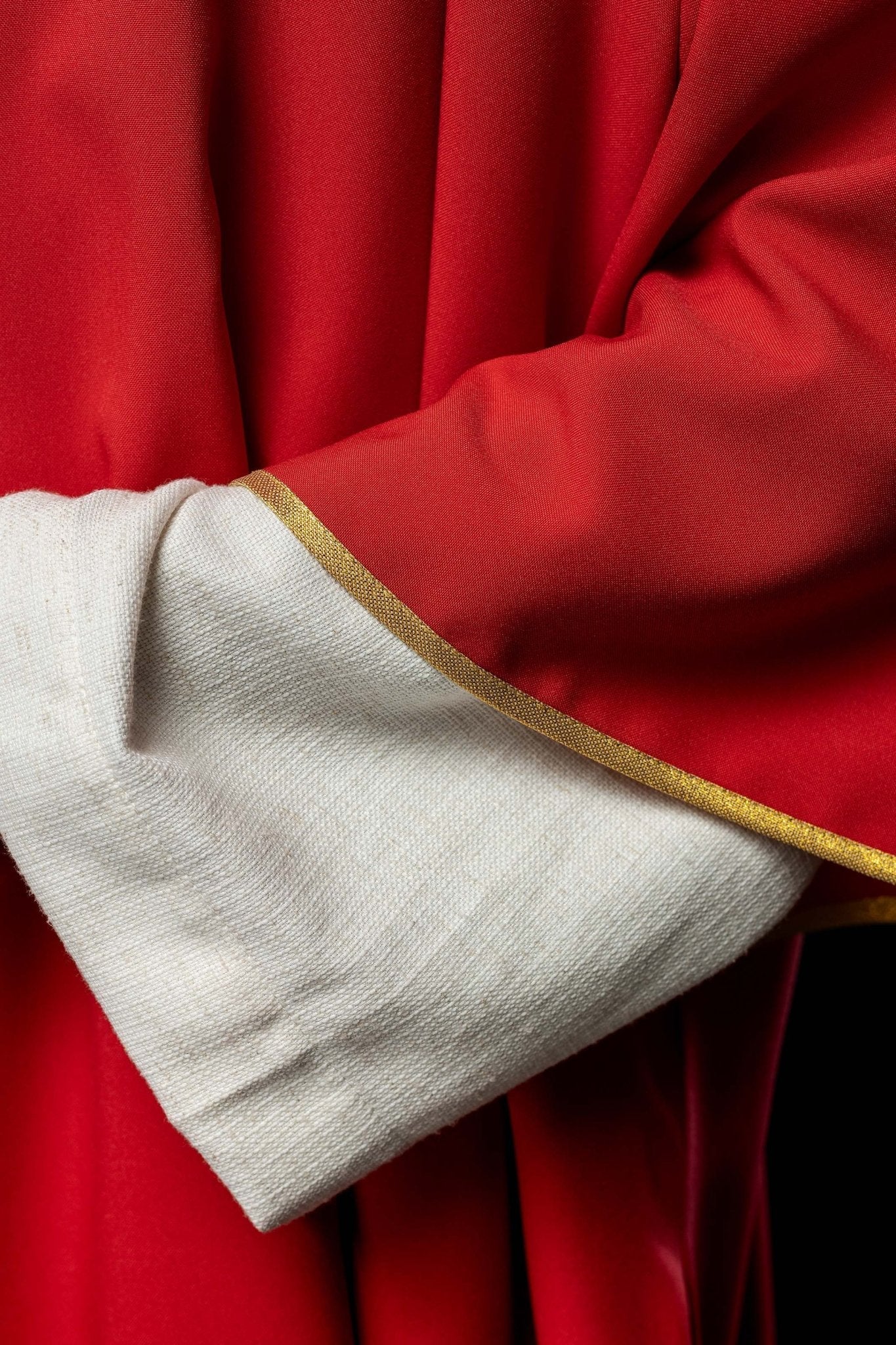 Dalmatyka Liturgiczna Czerwona ze Złotą Lamówką - Gładka Tkanina - SZATYLITURGICZNE.PL