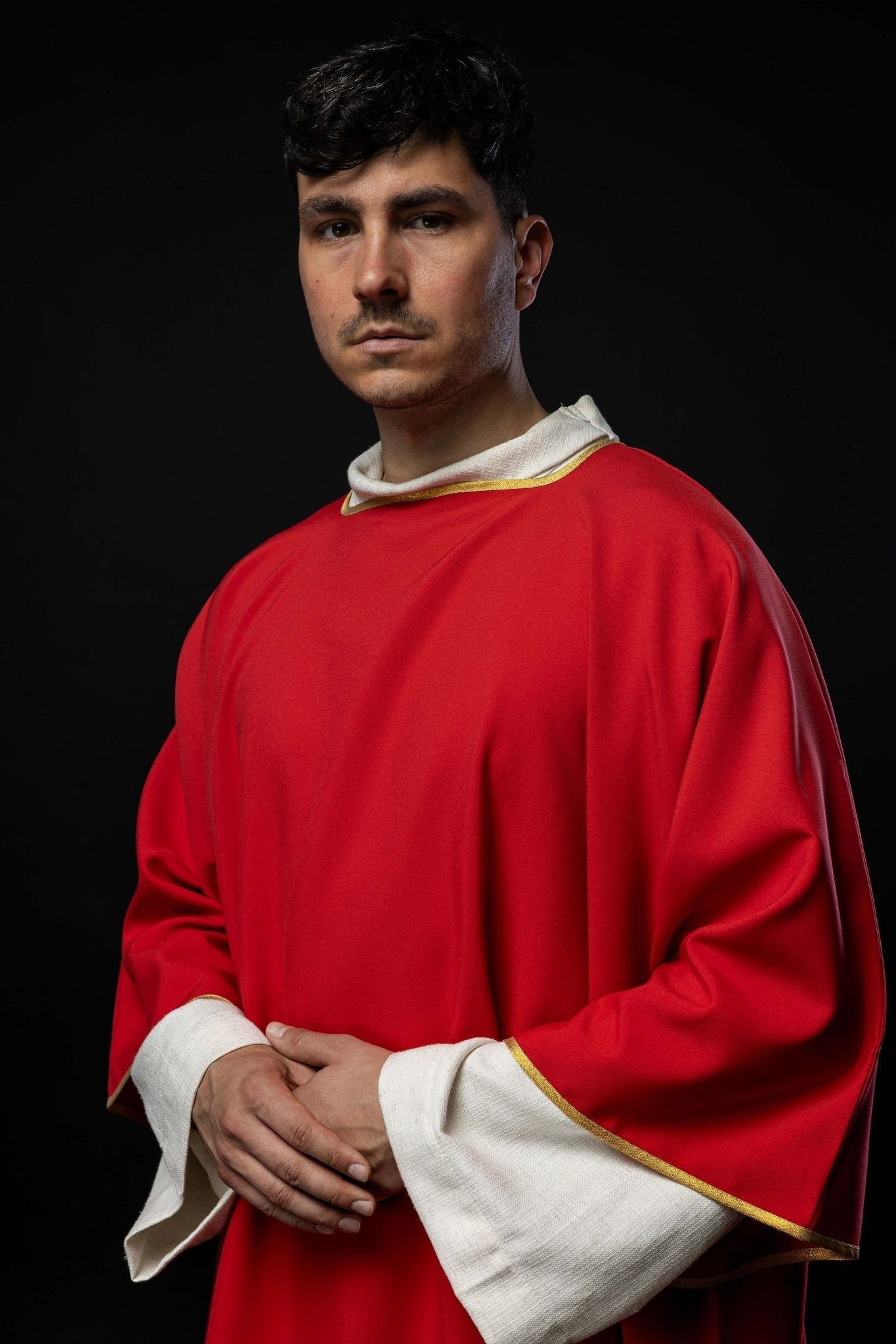 Dalmatyka Liturgiczna Czerwona ze Złotą Lamówką - Gładka Tkanina - SZATYLITURGICZNE.PL