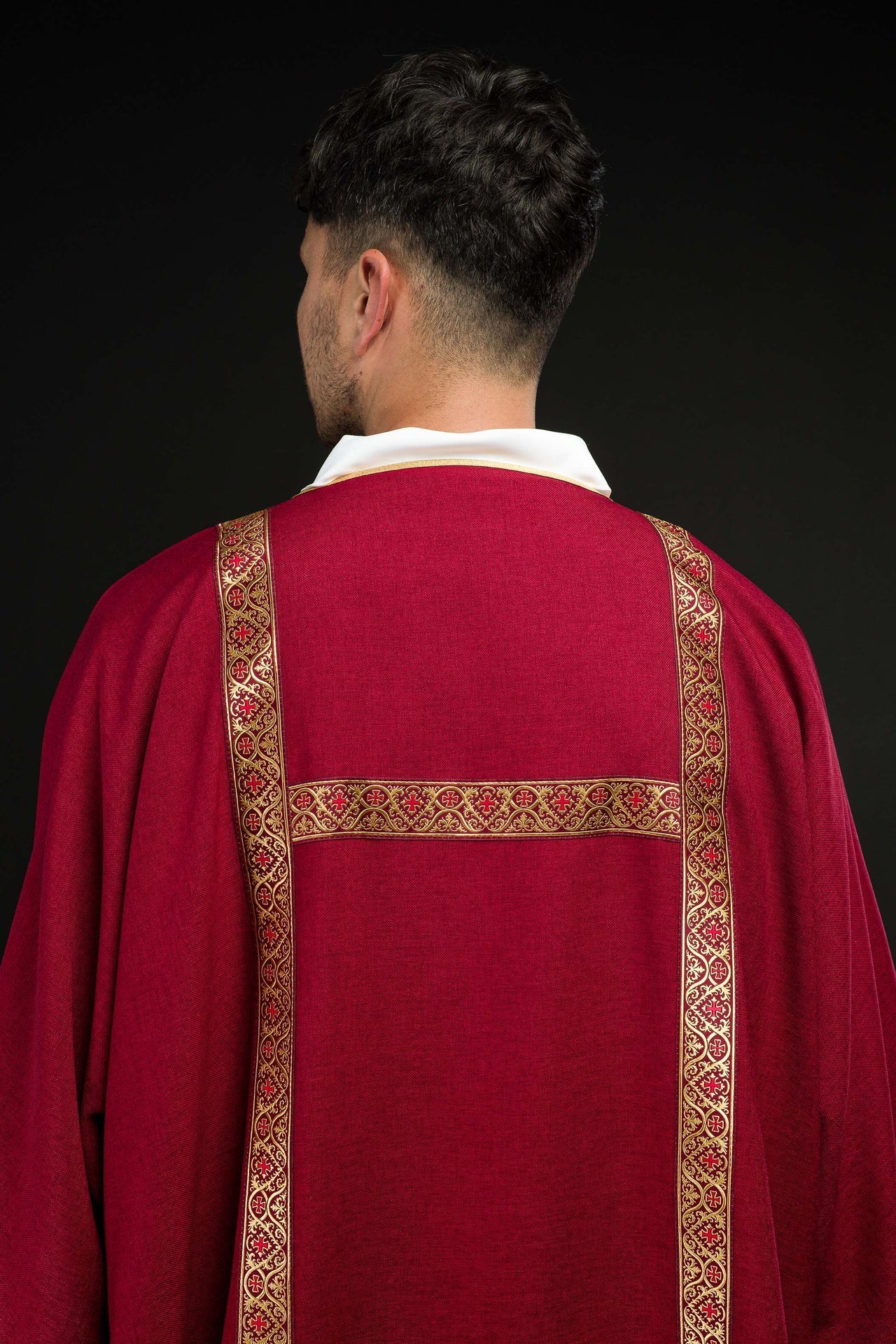 Dalmatyka Liturgiczna Czerwona ze Złotą Taśmą Żakardową - SZATYLITURGICZNE.PL