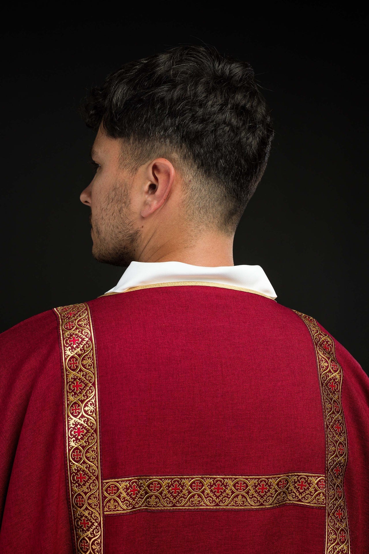 Dalmatyka Liturgiczna Czerwona ze Złotą Taśmą Żakardową - SZATYLITURGICZNE.PL