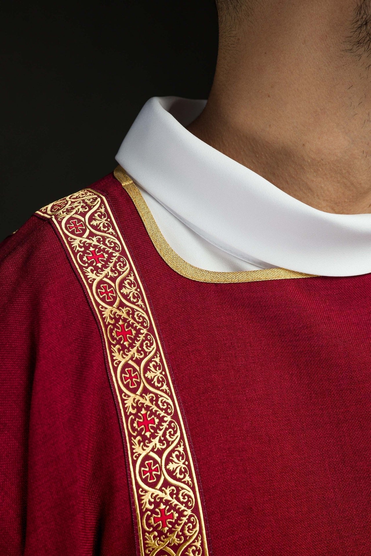 Dalmatyka Liturgiczna Czerwona ze Złotą Taśmą Żakardową - SZATYLITURGICZNE.PL