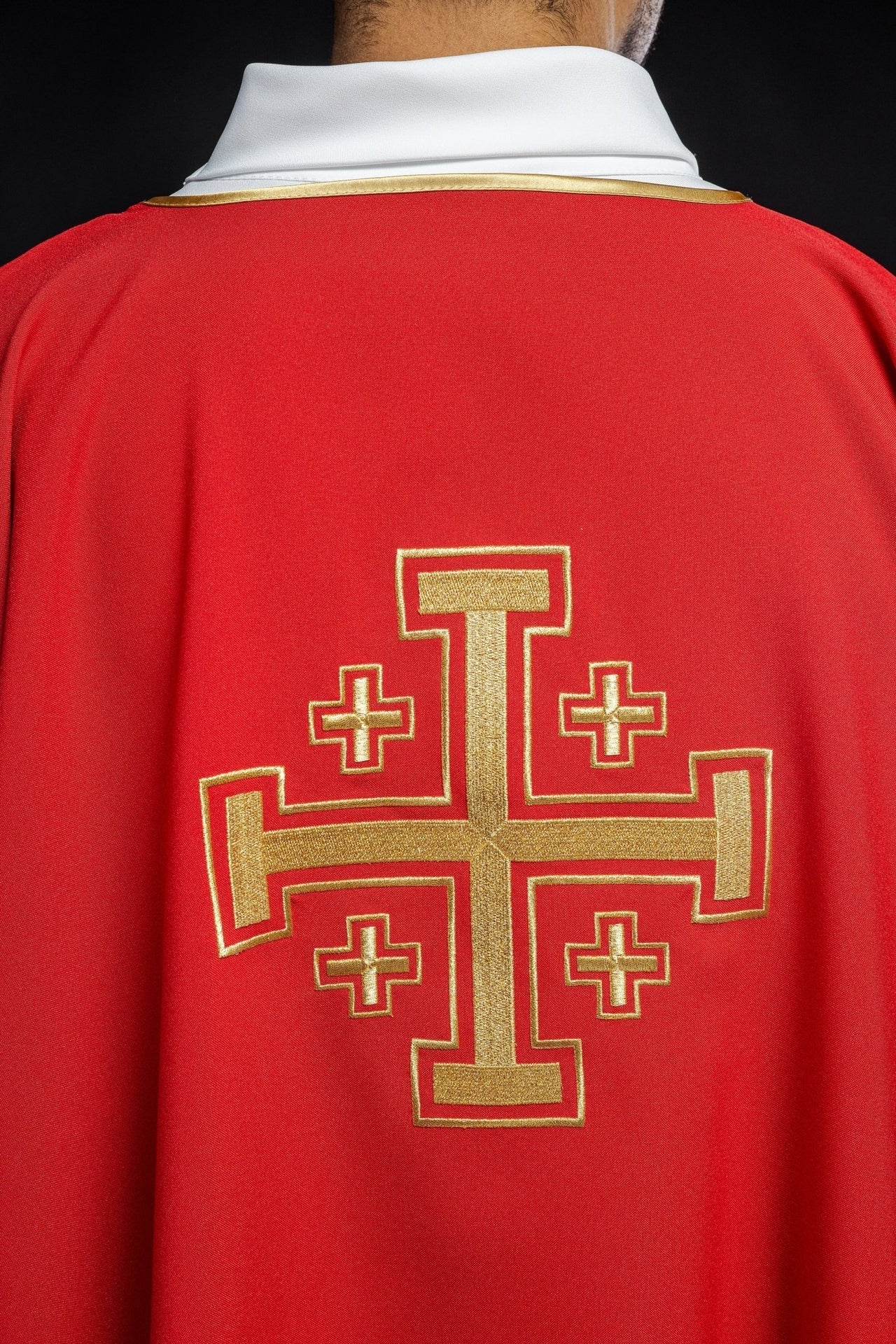 Dalmatyka Liturgiczna Czerwona Złote Krzyże - Elegancka Szata - SZATYLITURGICZNE.PL