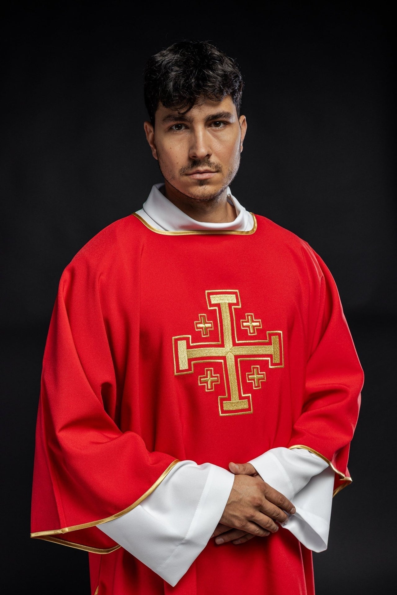 Dalmatyka Liturgiczna Czerwona Złote Krzyże - Elegancka Szata - SZATYLITURGICZNE.PL