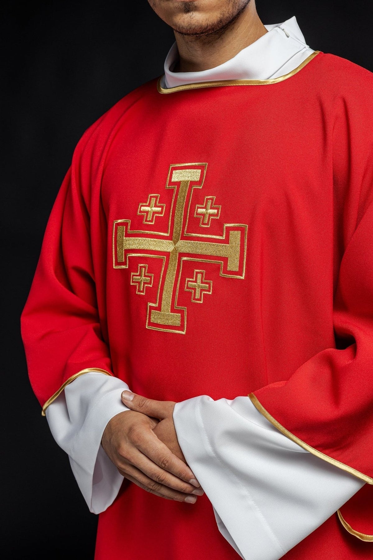Dalmatyka Liturgiczna Czerwona Złote Krzyże - Elegancka Szata - SZATYLITURGICZNE.PL