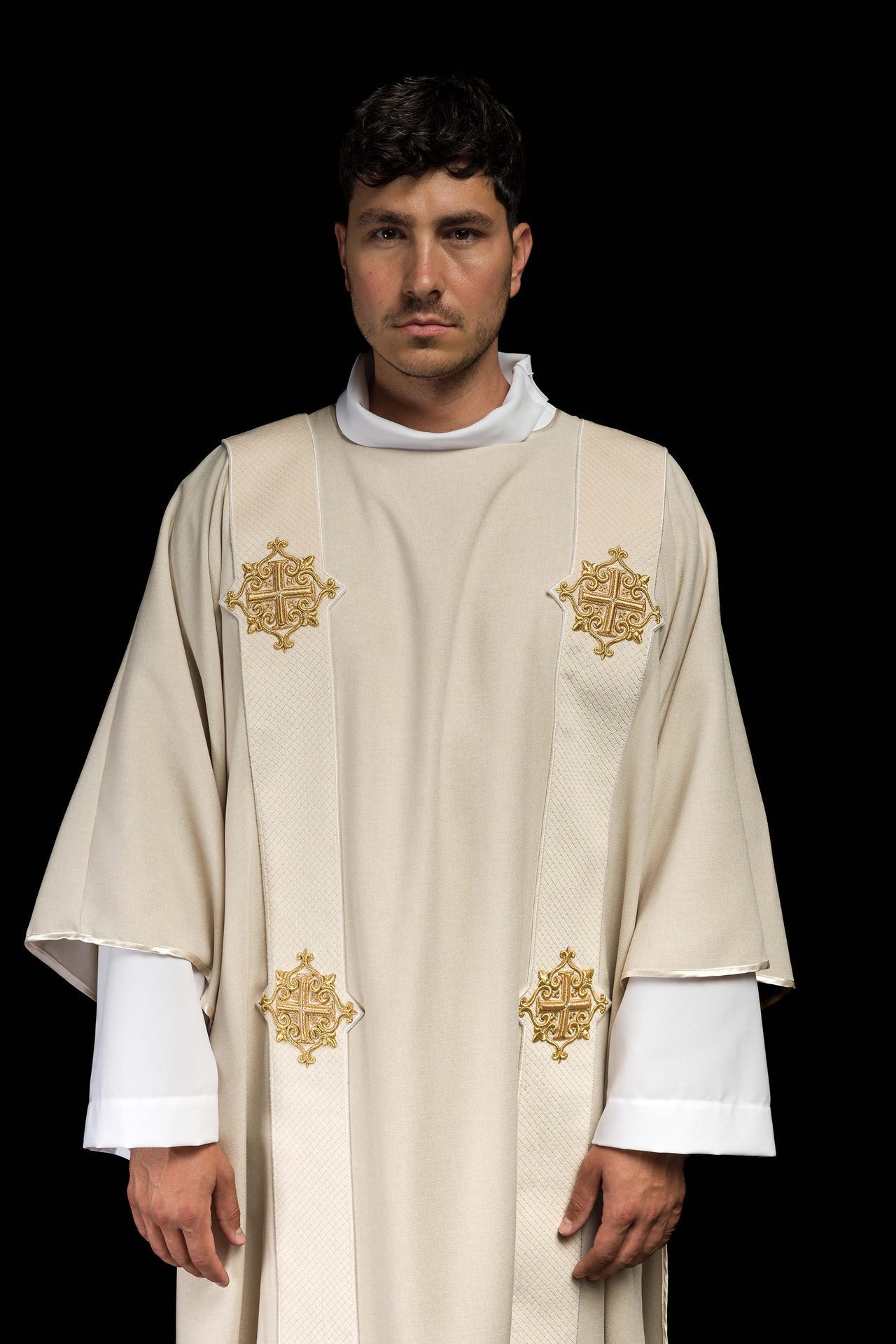 Dalmatyka Liturgiczna Ecru Aksamitna z Krzyżem - Szaty Liturgiczne - SZATYLITURGICZNE.PL