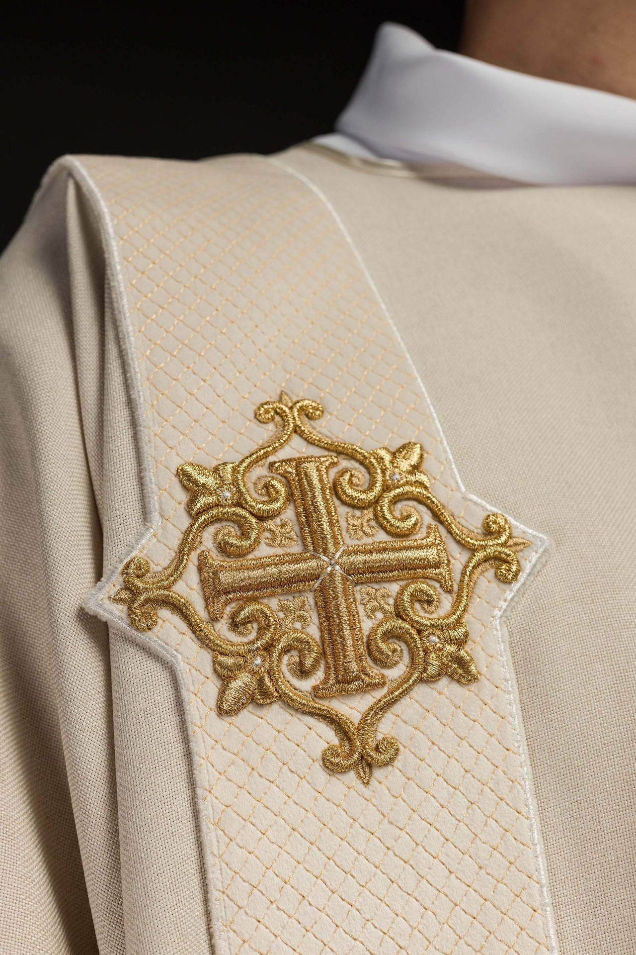 Dalmatyka Liturgiczna Ecru Aksamitna z Krzyżem - Szaty Liturgiczne - SZATYLITURGICZNE.PL