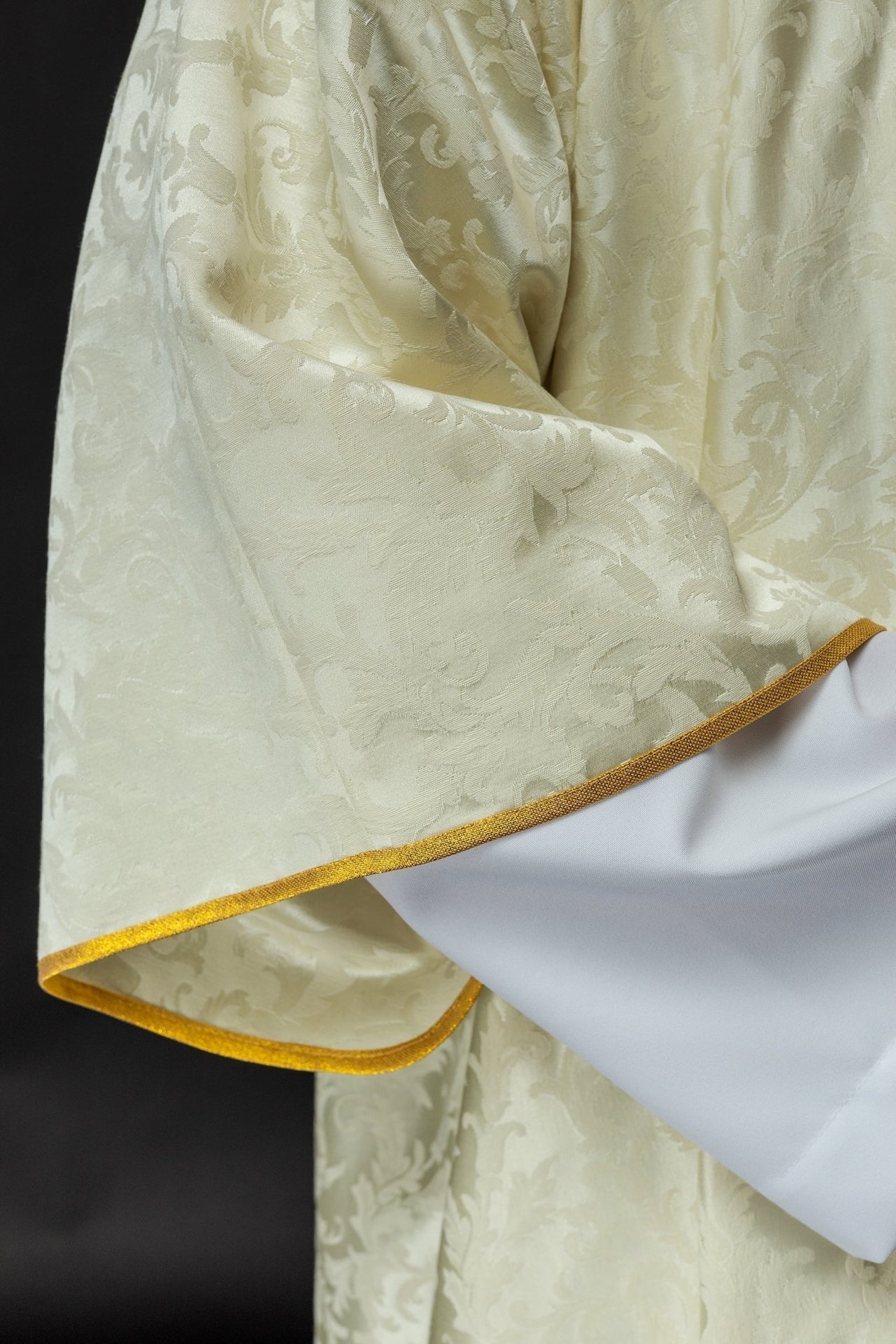 Dalmatyka Liturgiczna Ecru Baranek Wielkanocny Złoty Haft - SZATYLITURGICZNE.PL