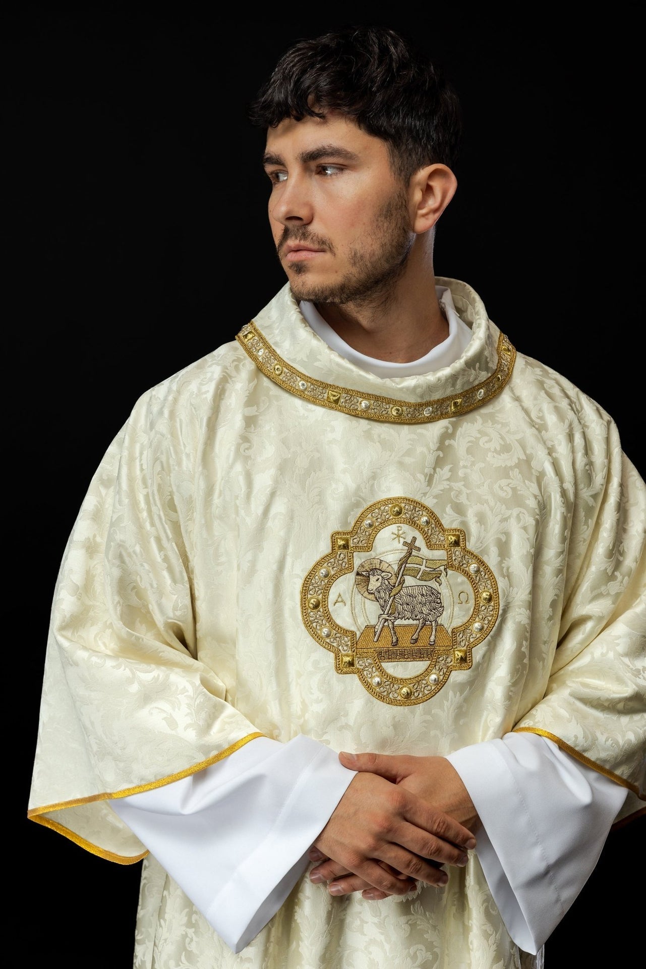 Dalmatyka Liturgiczna Ecru Baranek Wielkanocny Złoty Haft - SZATYLITURGICZNE.PL