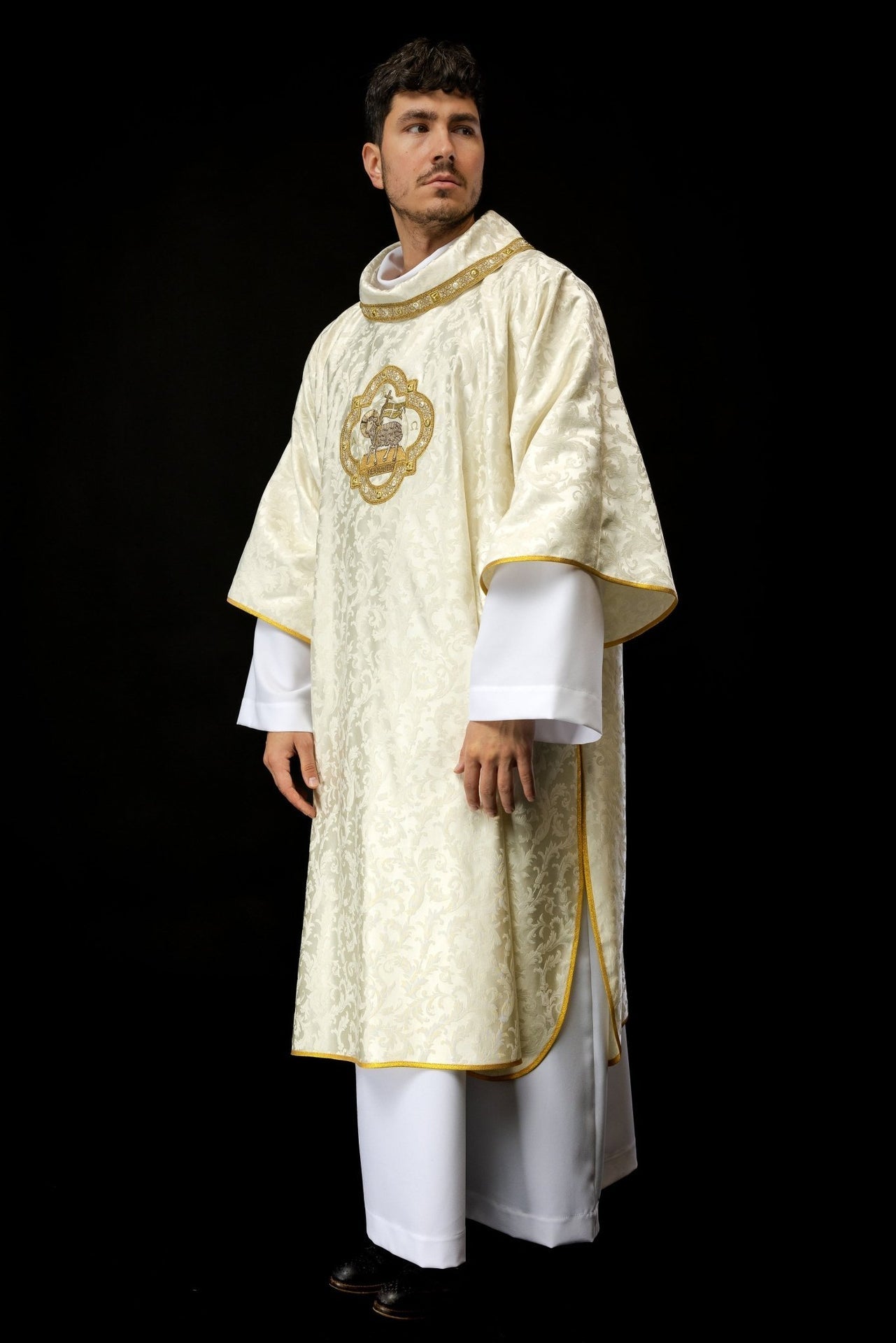 Dalmatyka Liturgiczna Ecru Baranek Wielkanocny Złoty Haft - SZATYLITURGICZNE.PL