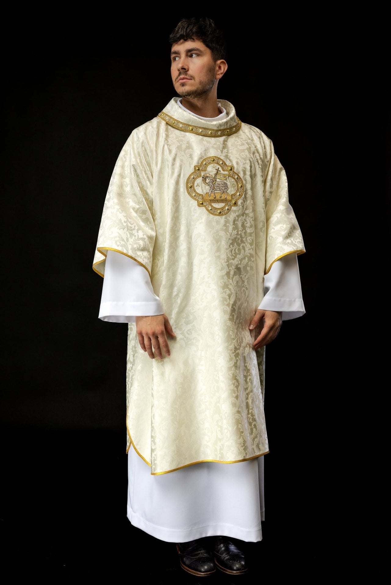 Dalmatyka Liturgiczna Ecru Baranek Wielkanocny Złoty Haft - SZATYLITURGICZNE.PL