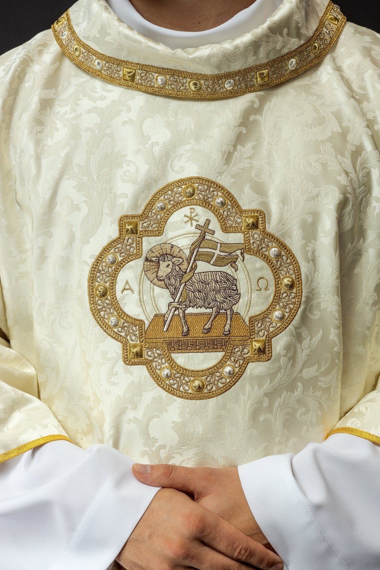 Dalmatyka Liturgiczna Ecru Baranek Wielkanocny Złoty Haft - SZATYLITURGICZNE.PL