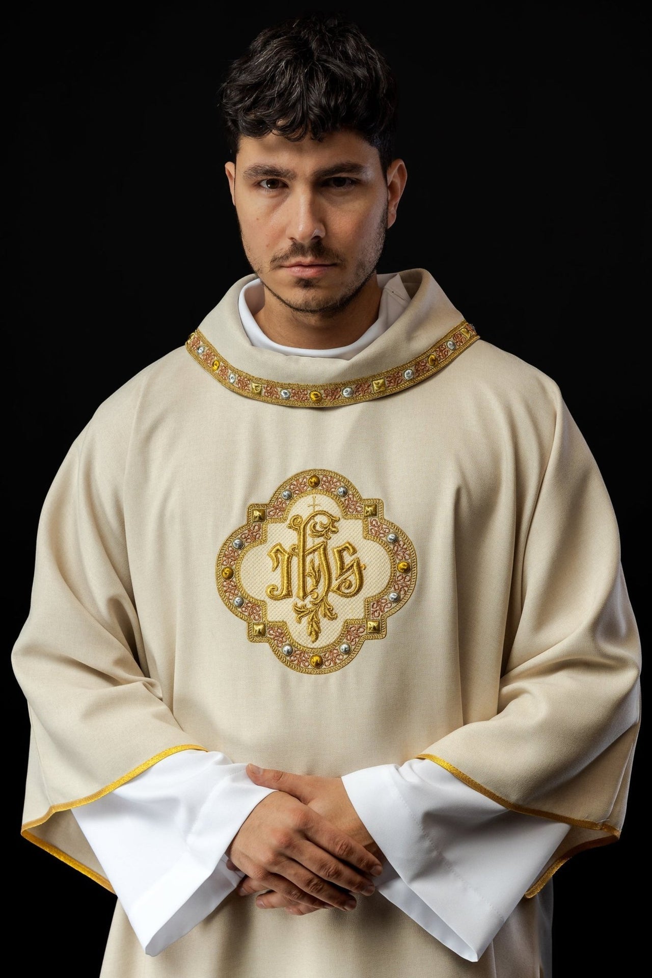 Dalmatyka Liturgiczna Ecru IHS Haft - Polska Produkcja - SZATYLITURGICZNE.PL