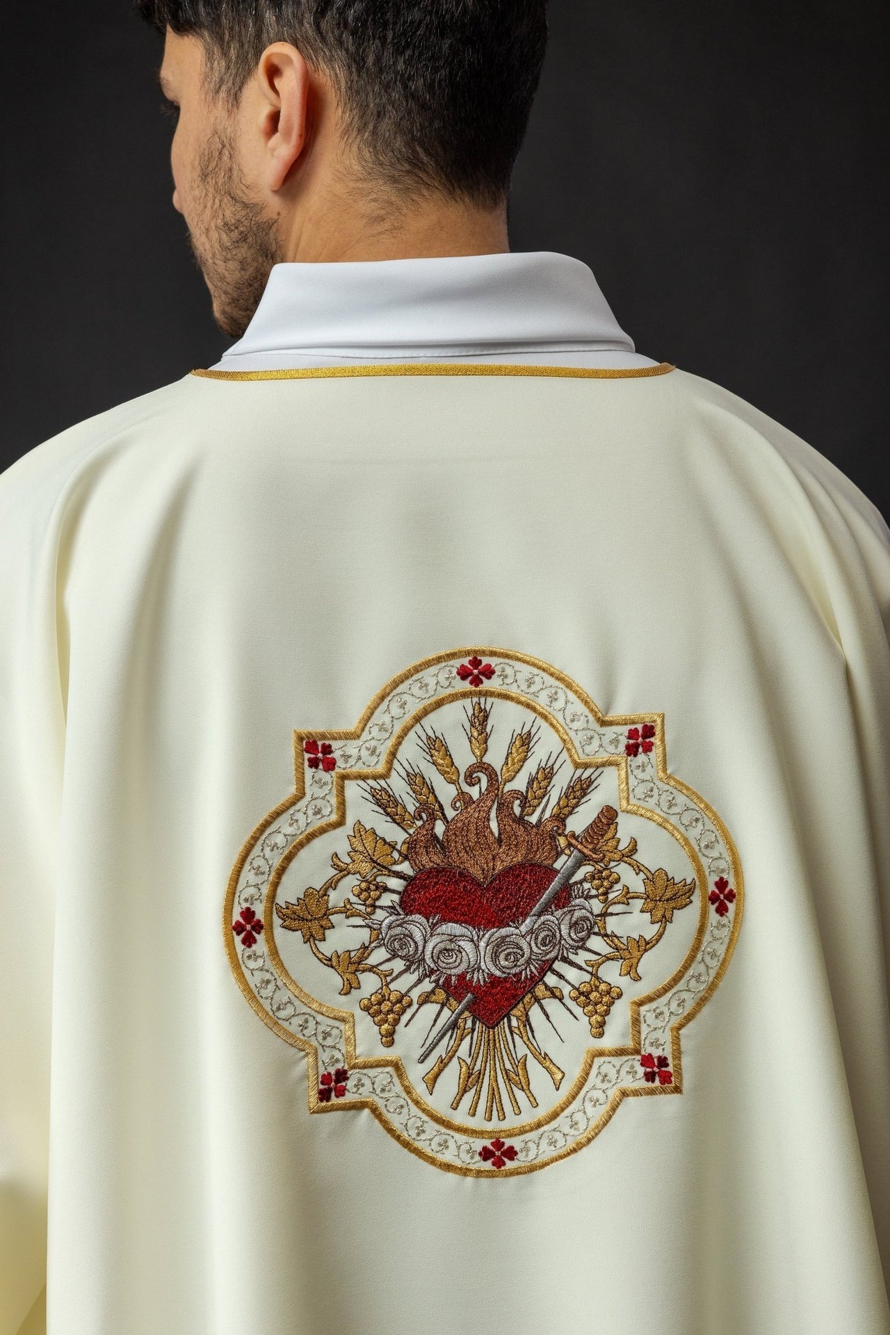Dalmatyka Liturgiczna Ecru Serce Maryi - Złoty Haft - SZATYLITURGICZNE.PL
