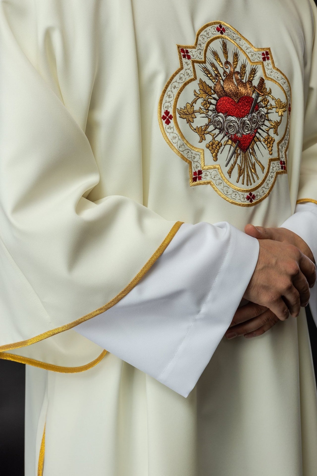 Dalmatyka Liturgiczna Ecru Serce Maryi - Złoty Haft - SZATYLITURGICZNE.PL